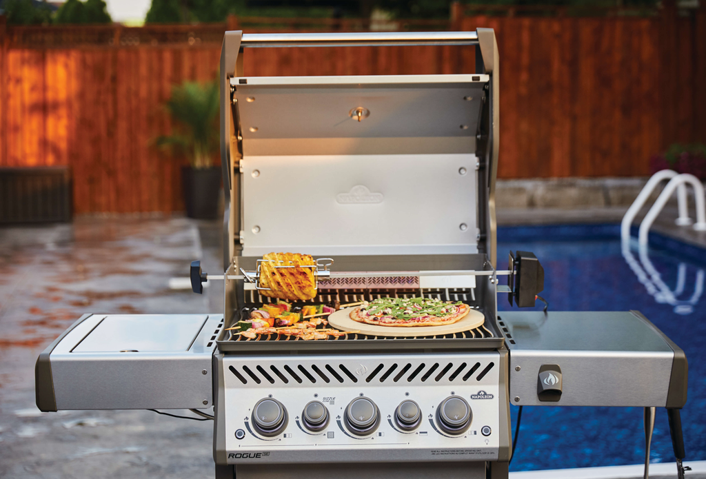 With the Napoleon Rogue SE 425 RSIB grill, you can cook anything you want! Pizzas on a barbecue, rotisserie roasted vegetables, or a perfectly seared and grilled steak - the choices are limitless.