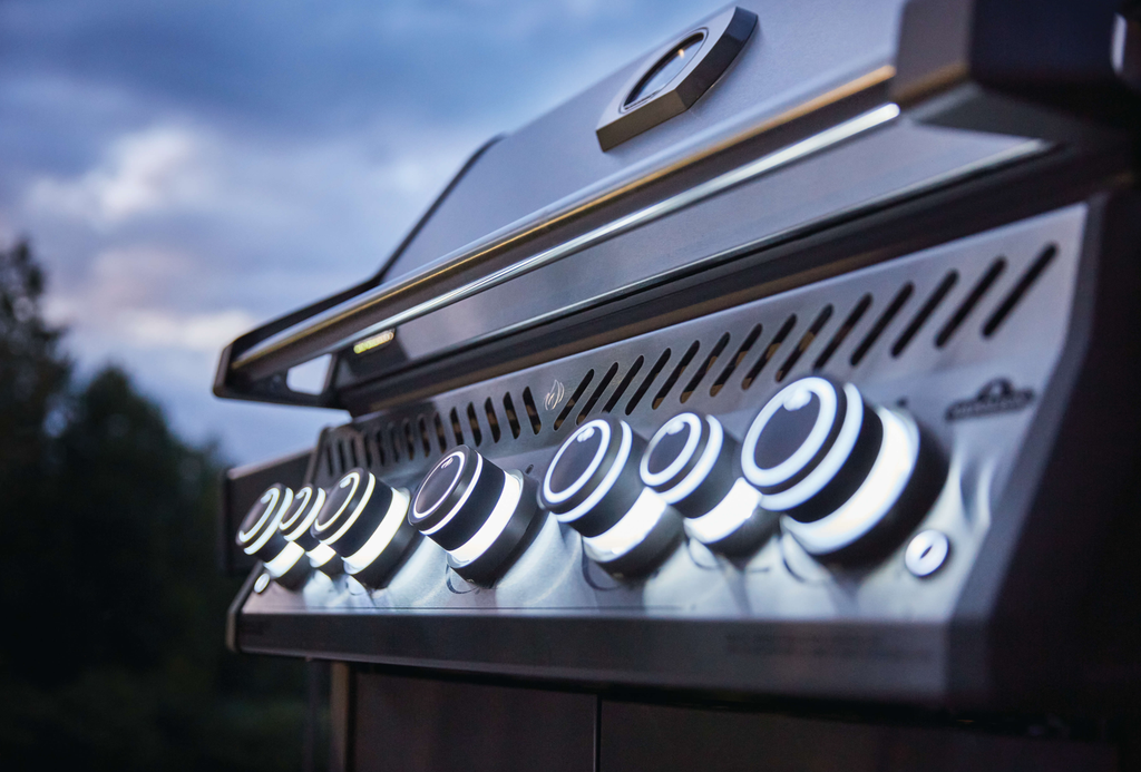 Backlit control knobs on the Rogue SE series of grills allow you to precisely control your grilling game, day and night.